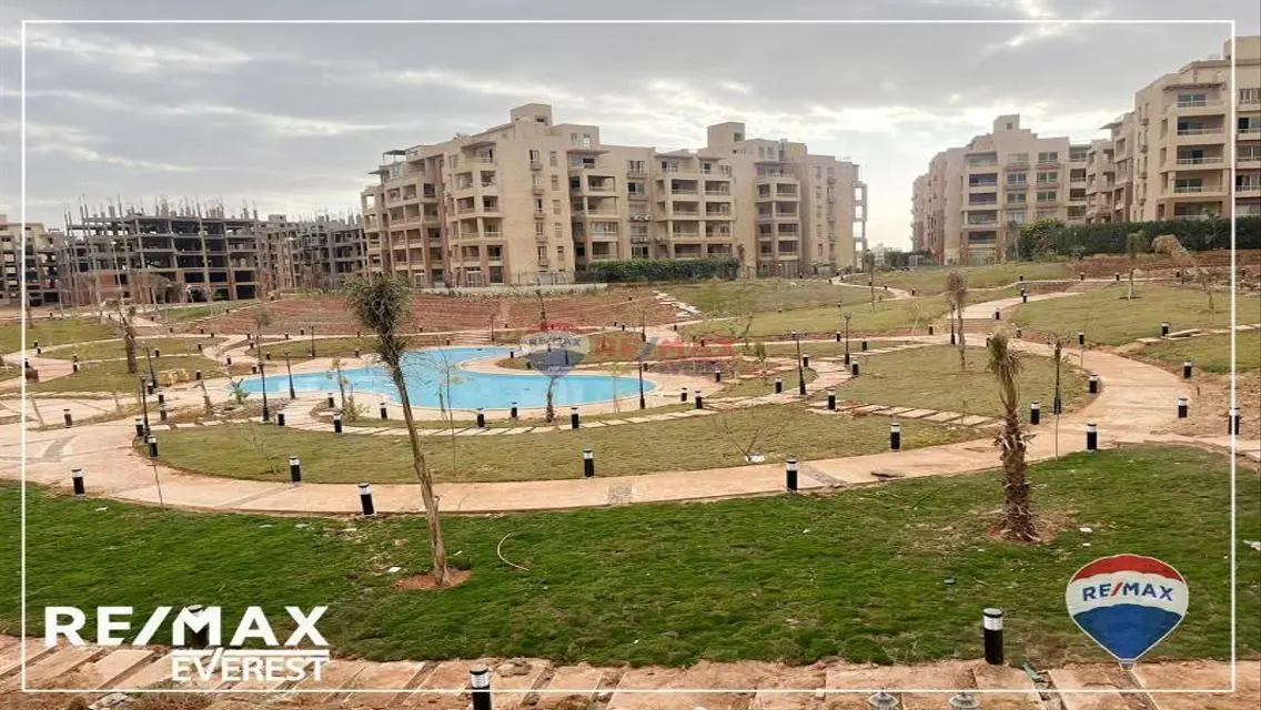 شقة تشطيب فاخر فيو حديقة في كمبوند جاردن هيلز