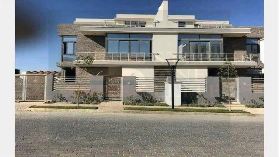 فيلا منفصلة للبيع بالتقسيط في تاج سيتي امام المطار