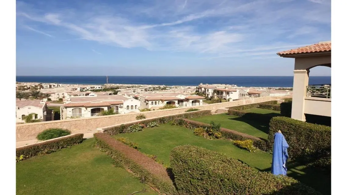 1st floor chalet 3 beds. direct sea and pool view