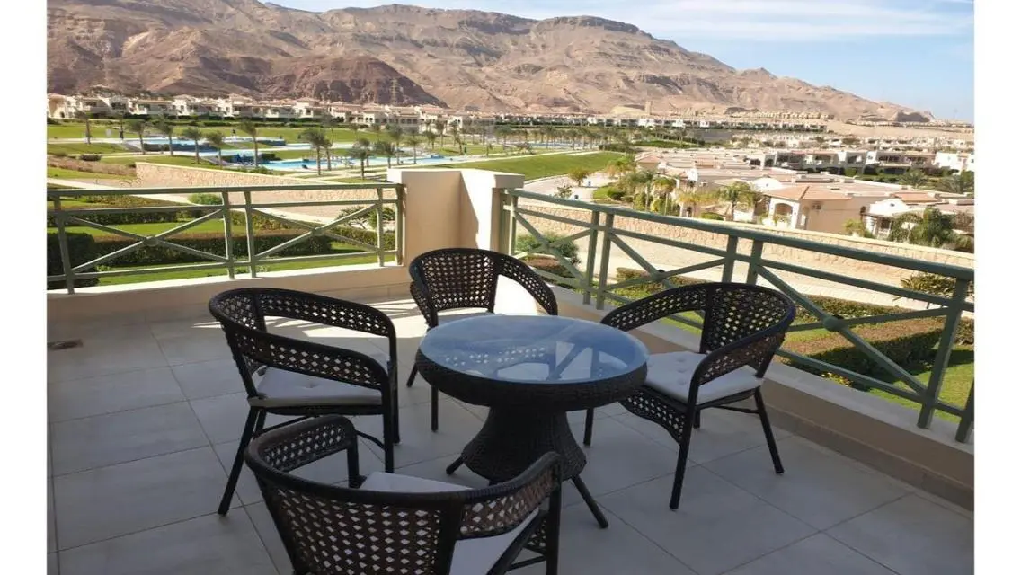 1st floor chalet 3 beds. direct sea and pool view