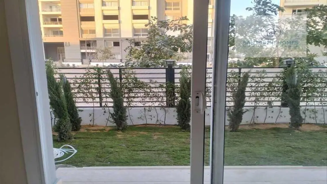 شقه بحديقه خاصه نصف مفروش للإيجار في هايد بارك