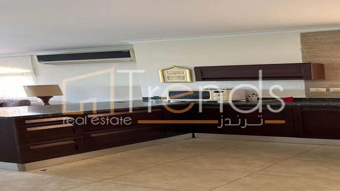 شقة مذهلة مع حديقة خاصة ومسبح مشترك