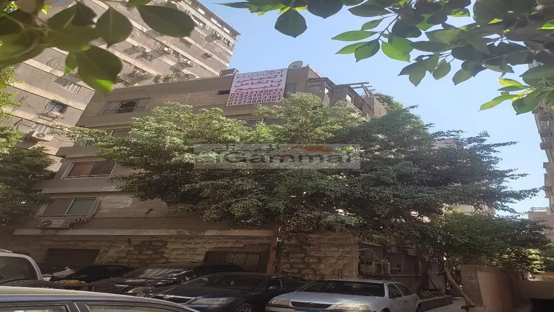 عقار بالكامل للبيع موقع متميز بسعر مناسب للجادين