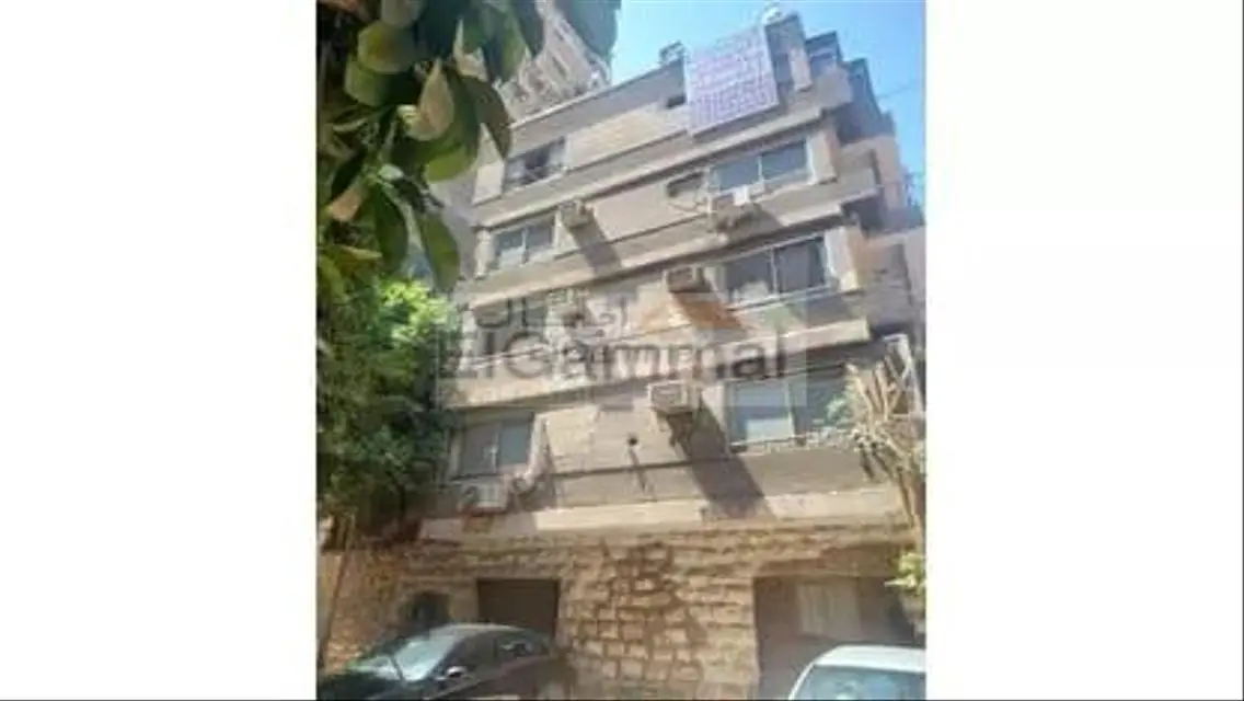 عقار بالكامل للبيع موقع متميز بسعر مناسب للجادين