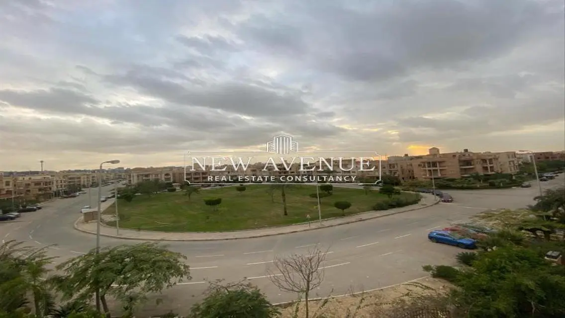 شقة رائعة بمساحة 1200 متر مطلة على معلم رئيسي