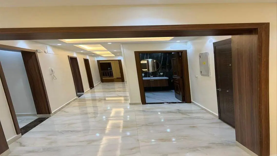 شقه مميزه للبيع كاش مدينتى B12 مساحة 200م خالصه