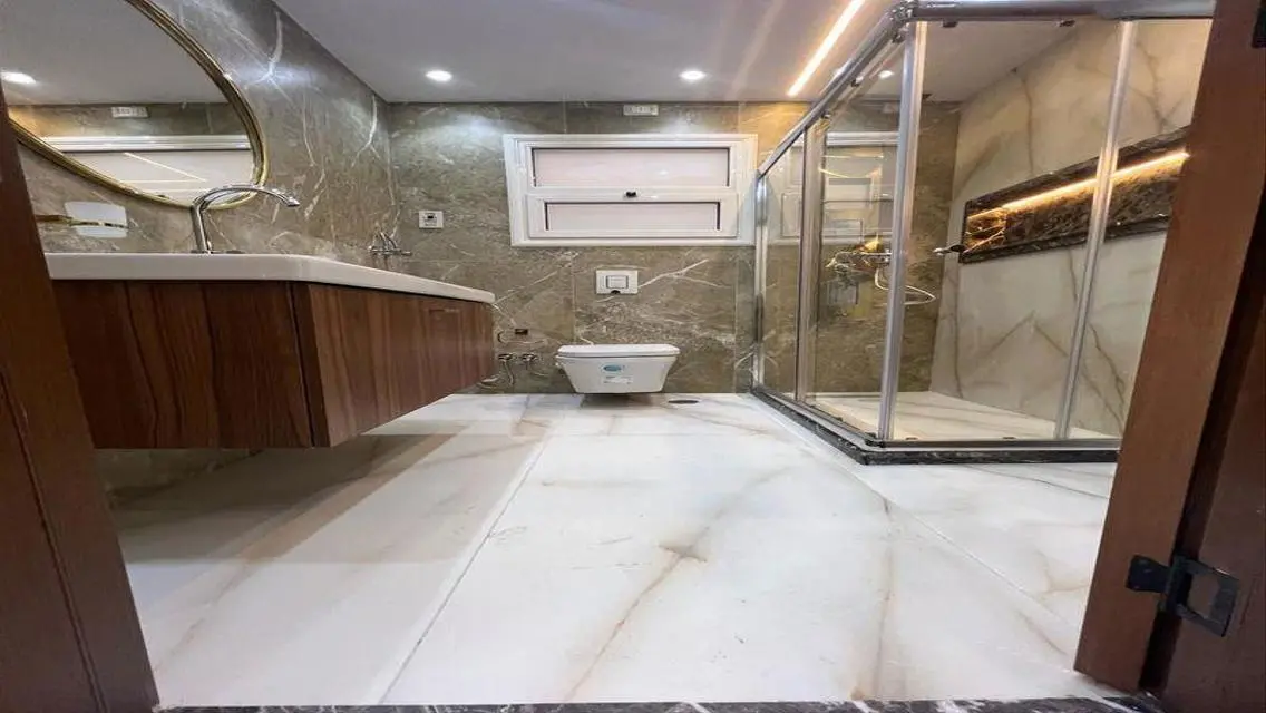 شقه مميزه للبيع كاش مدينتى B12 مساحة 200م خالصه