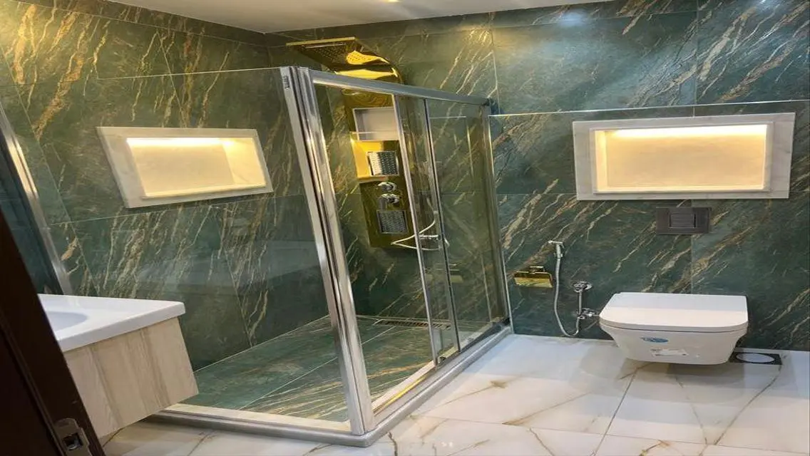 شقه مميزه للبيع كاش مدينتى B12 مساحة 200م خالصه