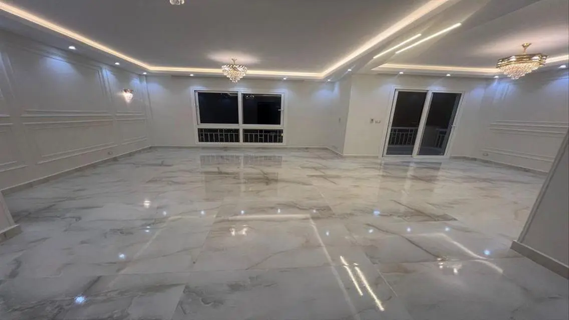 شقه مميزه للبيع كاش مدينتى B12 مساحة 200م خالصه