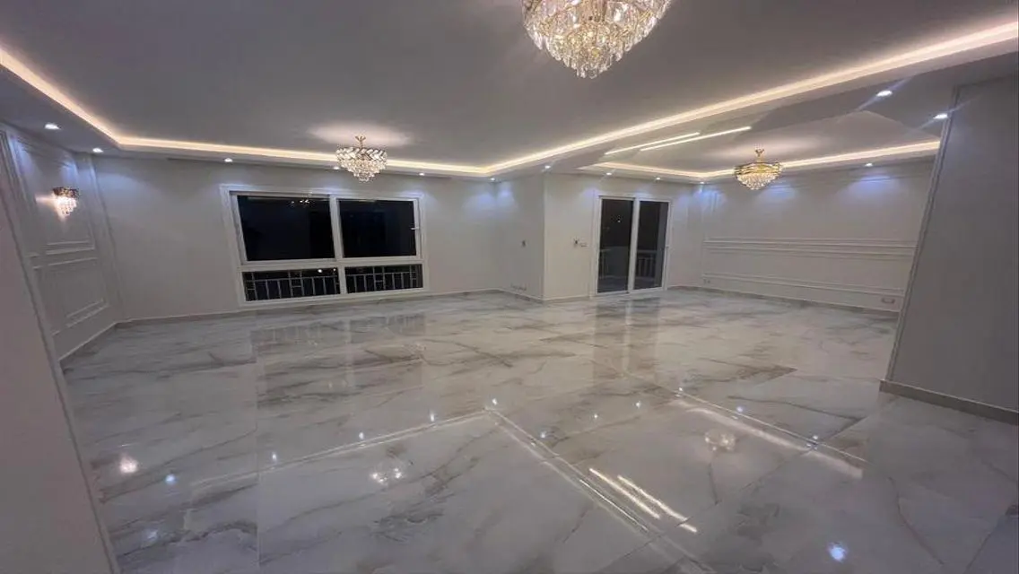 شقه مميزه للبيع كاش مدينتى B12 مساحة 200م خالصه