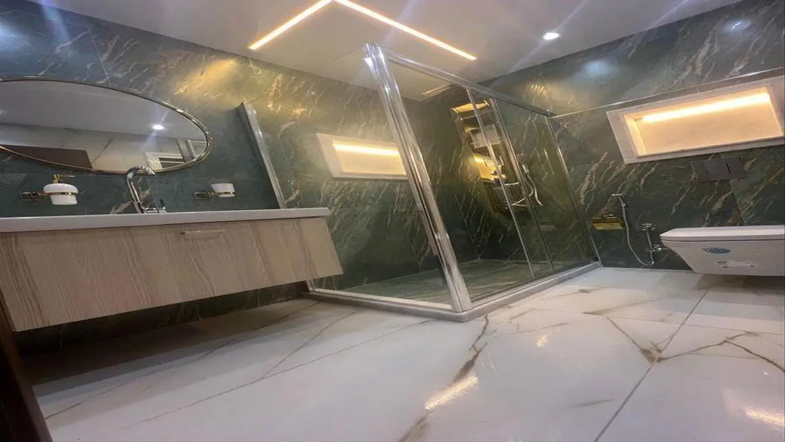 شقه مميزه للبيع بمدينتي في B12 تشطيبات اللتر سوبر