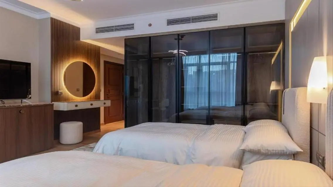 Receive a hotel suite with DP Invest with Hilton .