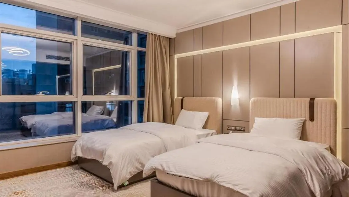 Receive a hotel suite with DP Invest with Hilton .