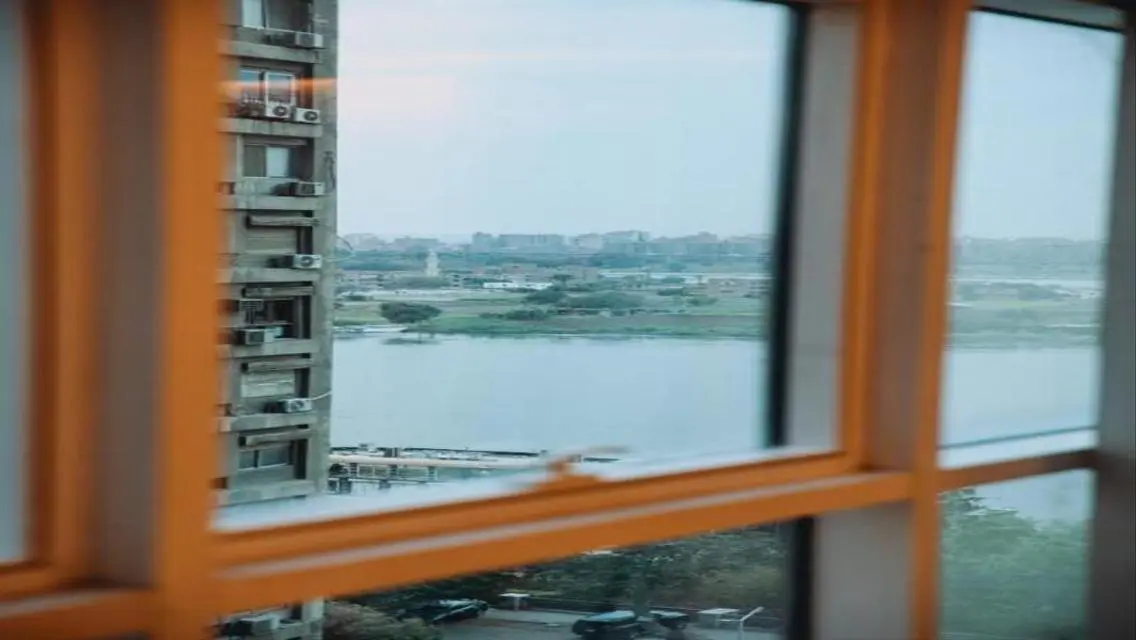 Receive a hotel suite with DP Invest with Hilton .