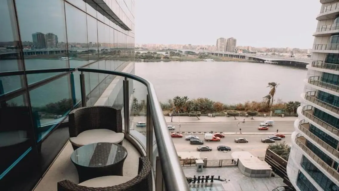 Receive a hotel suite with DP Invest with Hilton .