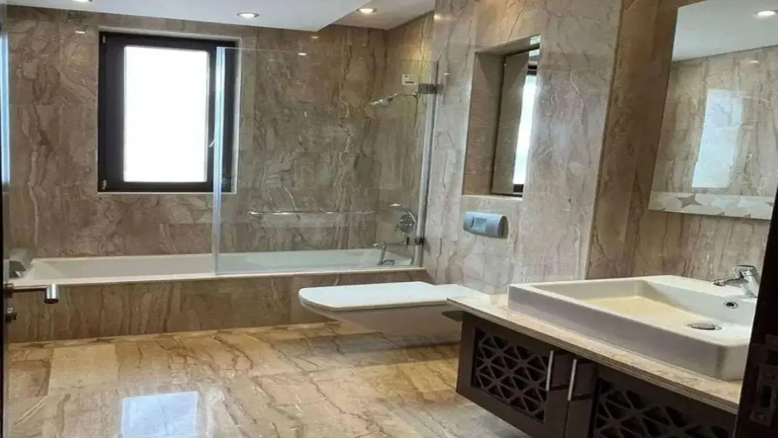 شقة متشطبة بالكامل في بيفرلي هيلز بالتكييفات