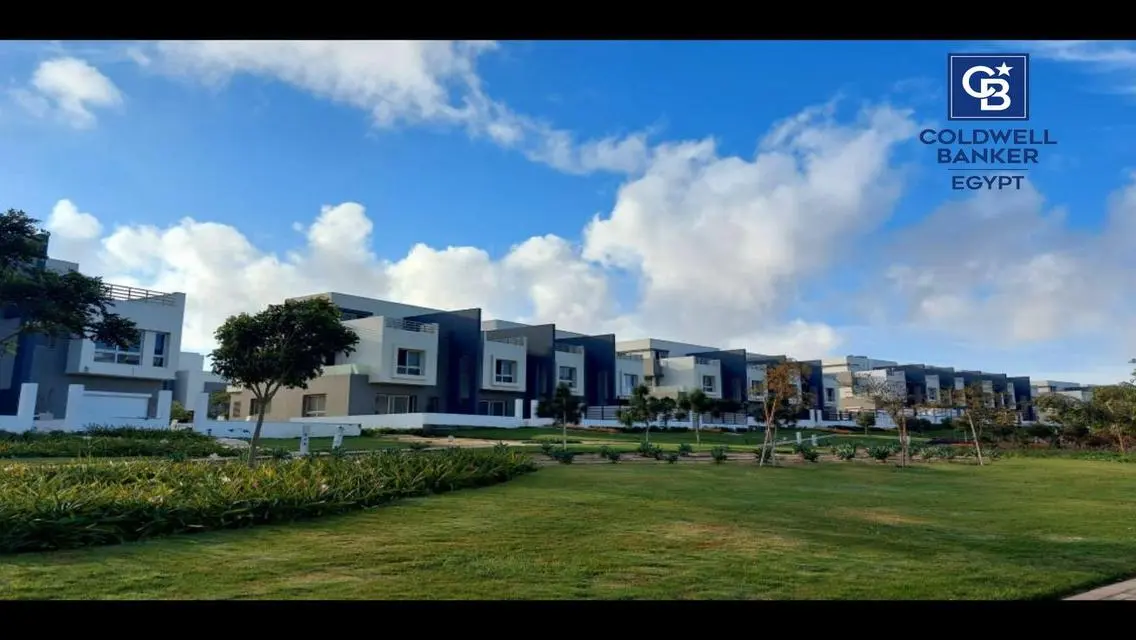 تاون هاوس للبيع كمبوند هايد بارك بالقرب من الـ AUC