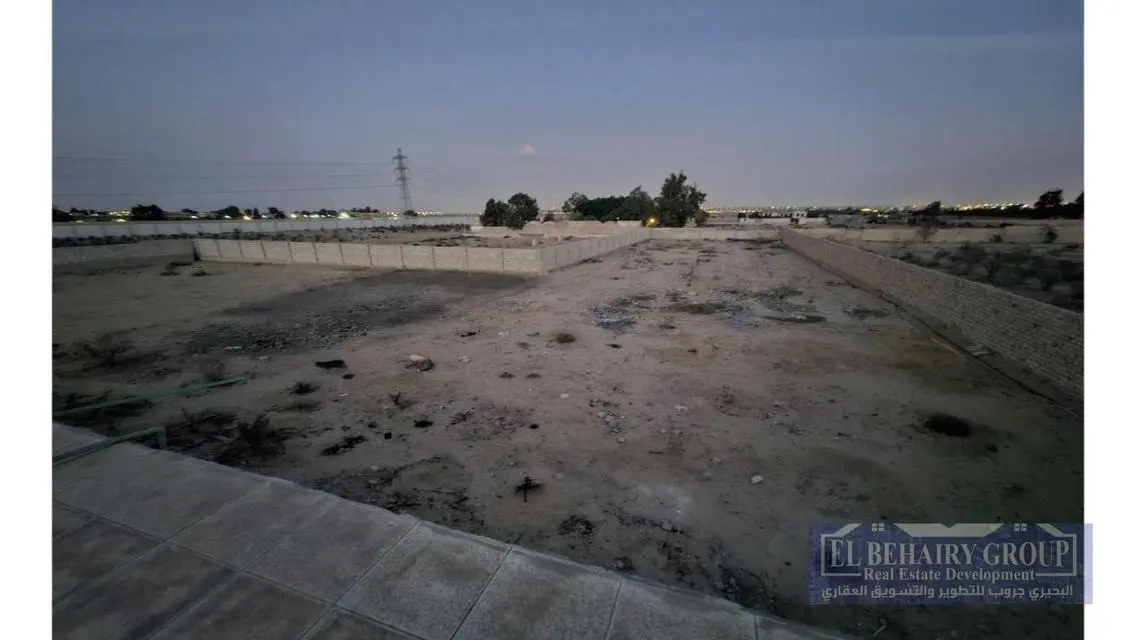 رض للبيع  علي طريق السويس قبل الكارته علي طول