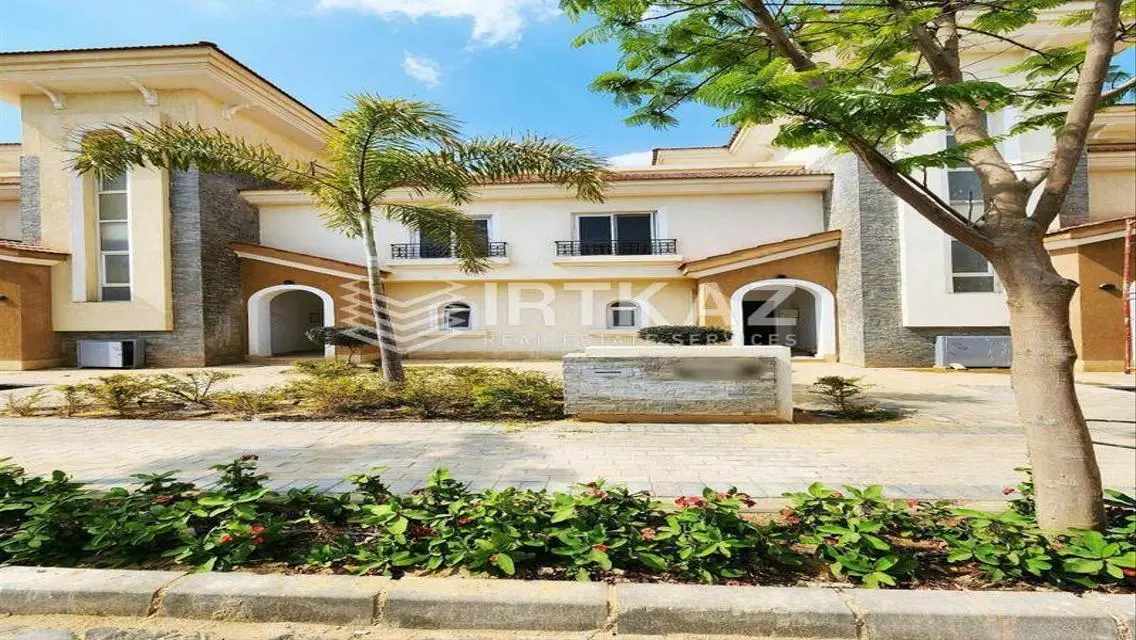 Luxury Villa with 4 Bedrooms Overlooking the Lake