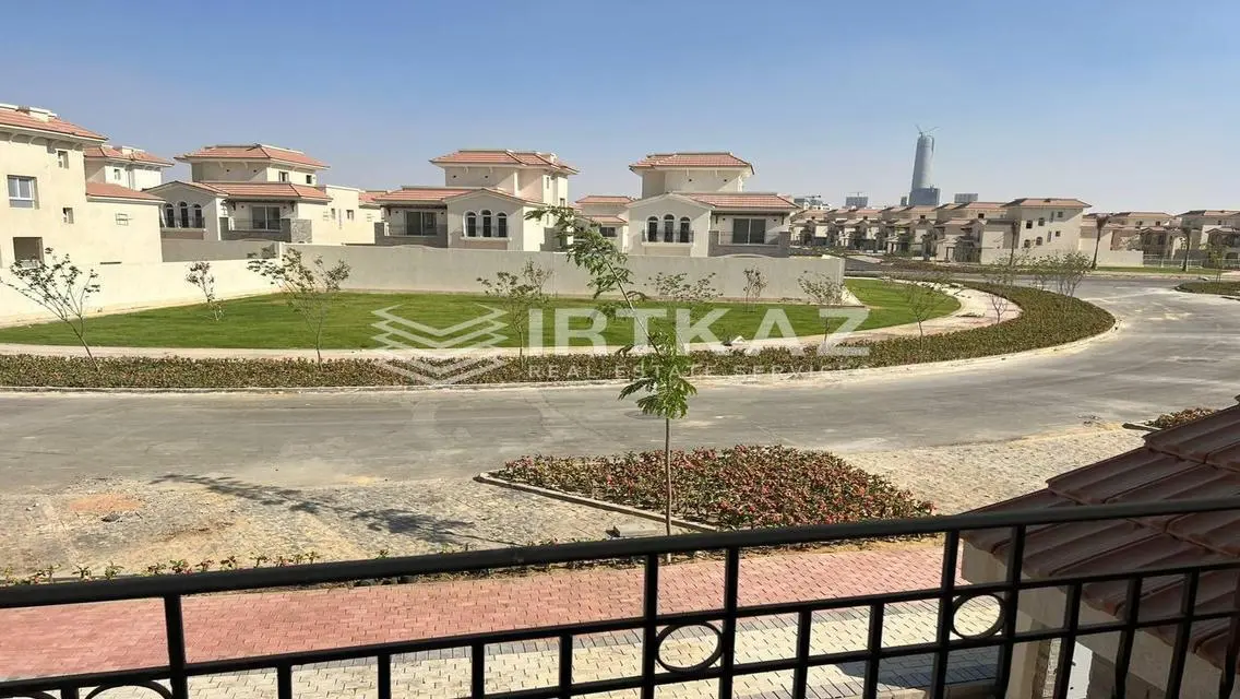 Luxury Villa with 4 Bedrooms Overlooking the Lake