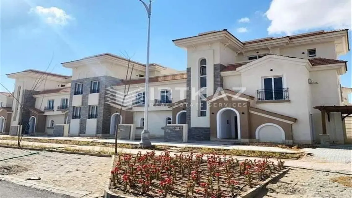 Luxury Villa with 4 Bedrooms Overlooking the Lake