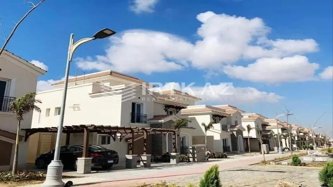 Luxury Villa with 4 Bedrooms Overlooking the Lake
