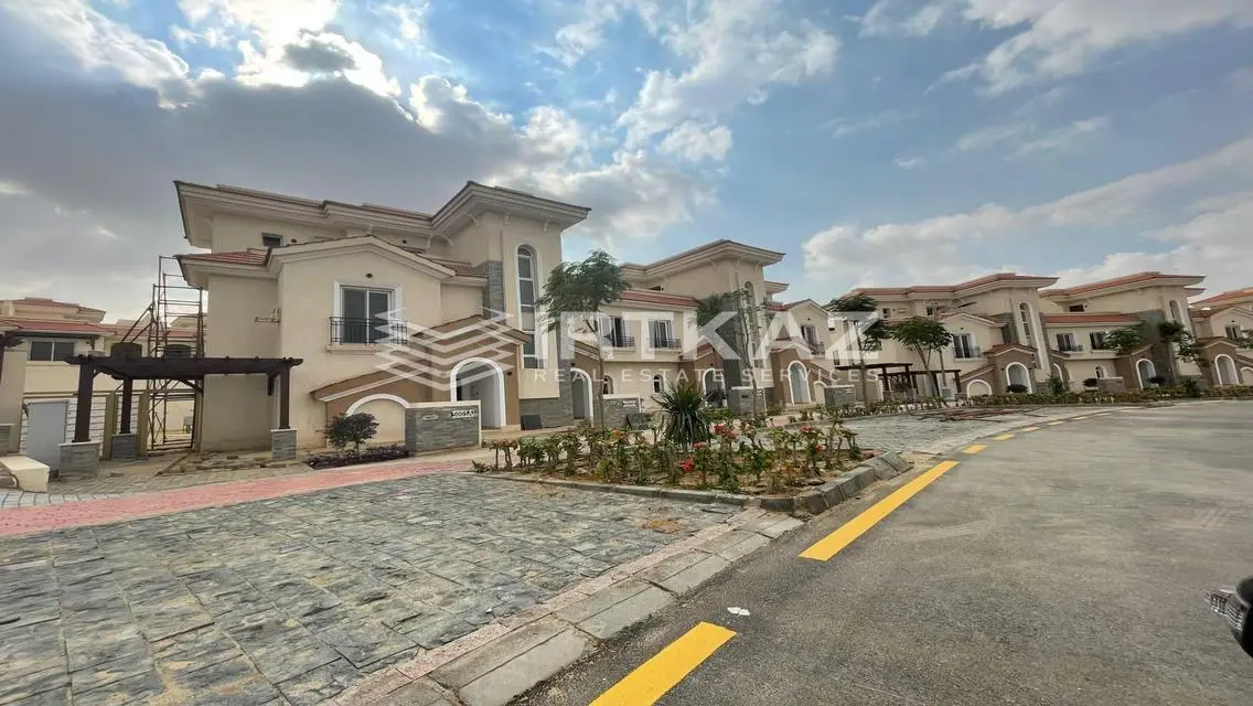 Luxury Villa with 4 Bedrooms Overlooking the Lake