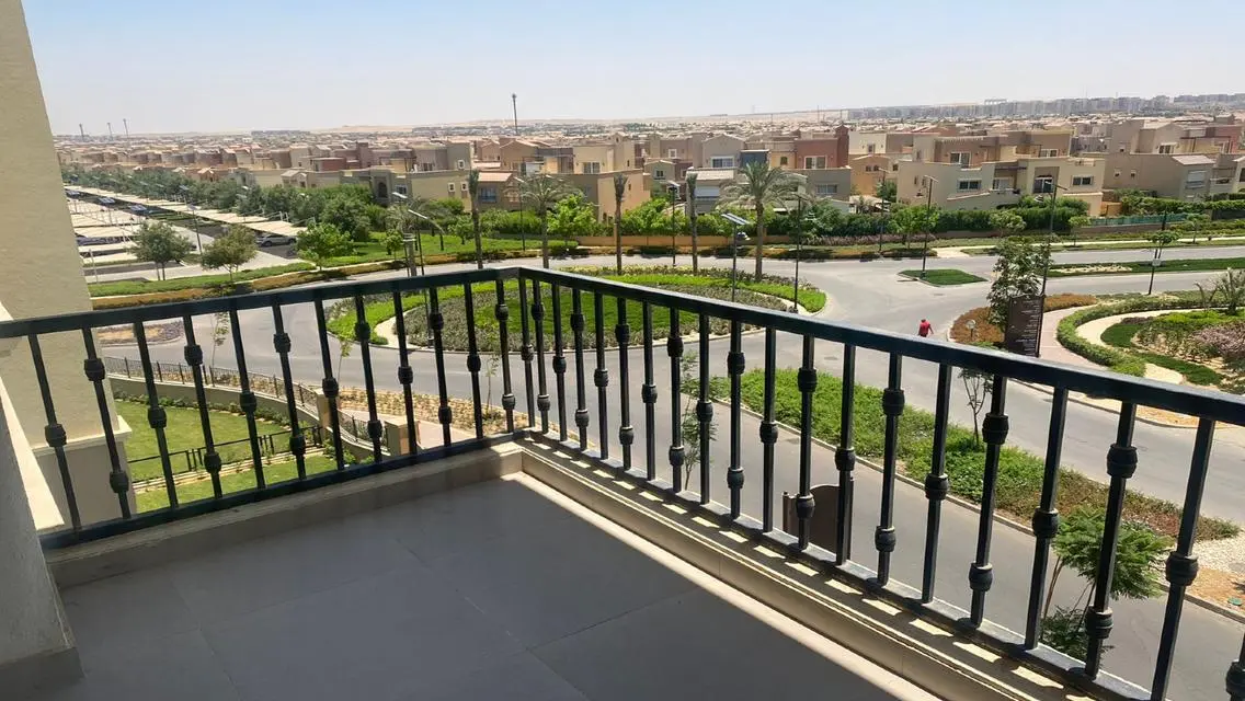 شقه 157 متر بالمطبخ للايجار في كمبوند ميفيدا