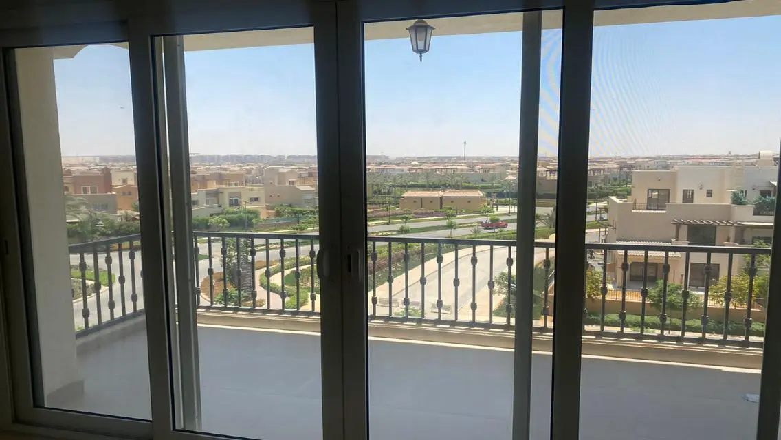 شقه 157 متر بالمطبخ للايجار في كمبوند ميفيدا