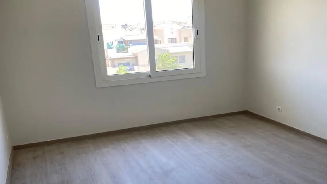 شقه 157 متر بالمطبخ للايجار في كمبوند ميفيدا