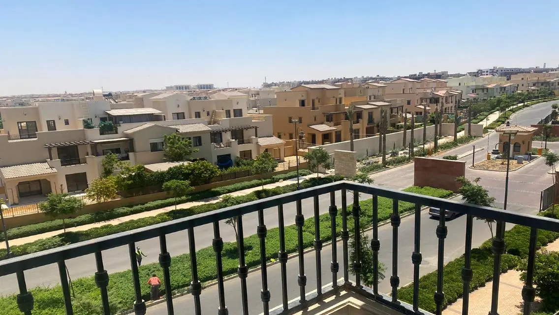 شقه 157 متر بالمطبخ للايجار في كمبوند ميفيدا