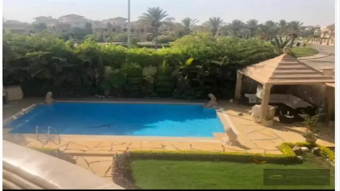فيلا فاخرة للبيع مع حديقة خاصة ومسبح