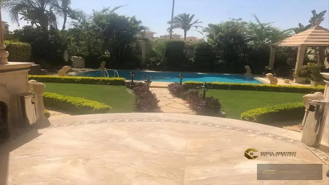 فيلا فاخرة للبيع مع حديقة خاصة ومسبح