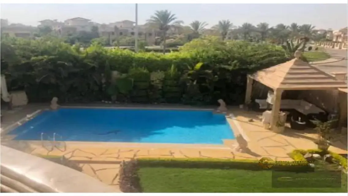 فيلا فاخرة للبيع مع حديقة خاصة ومسبح