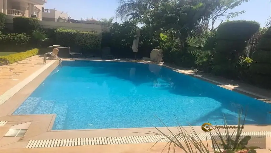 فيلا فاخرة للبيع مع حديقة خاصة ومسبح