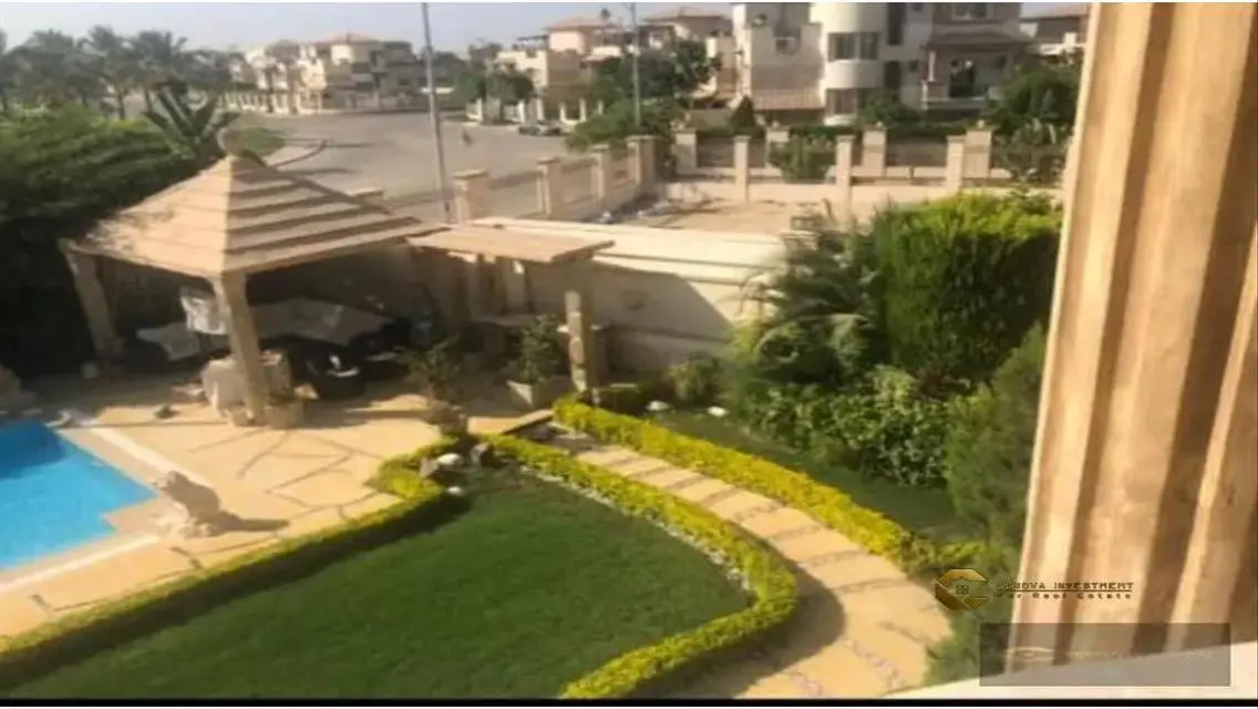 فيلا فاخرة للبيع مع حديقة خاصة ومسبح