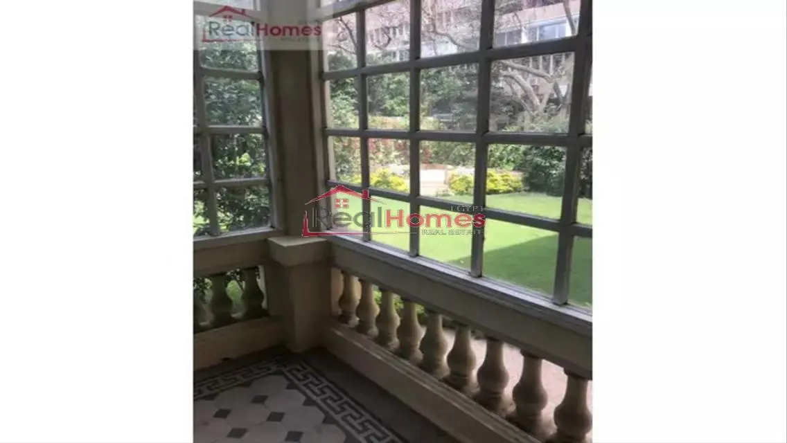 Ground floor apartment in high ceiling building
