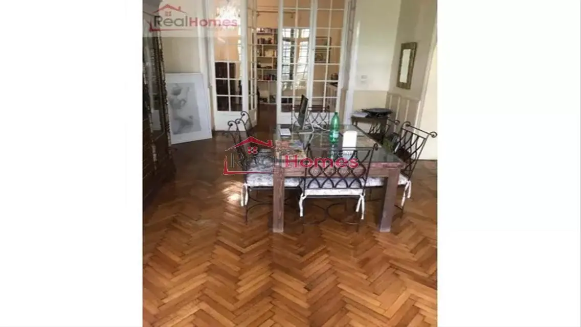 Ground floor apartment in high ceiling building