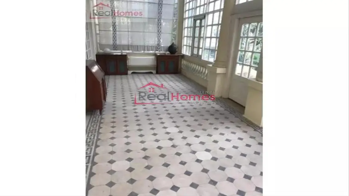 Ground floor apartment in high ceiling building