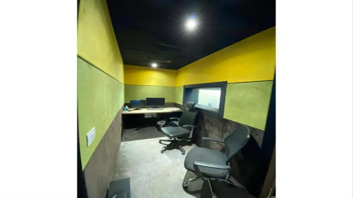 Audio recording studio for rent mall front of Palm