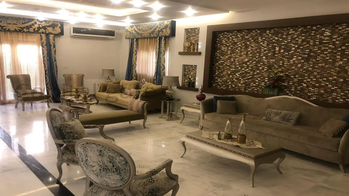 للبيع فيلا فاخره بحمام سباحه وتشطيبات مميزه.
