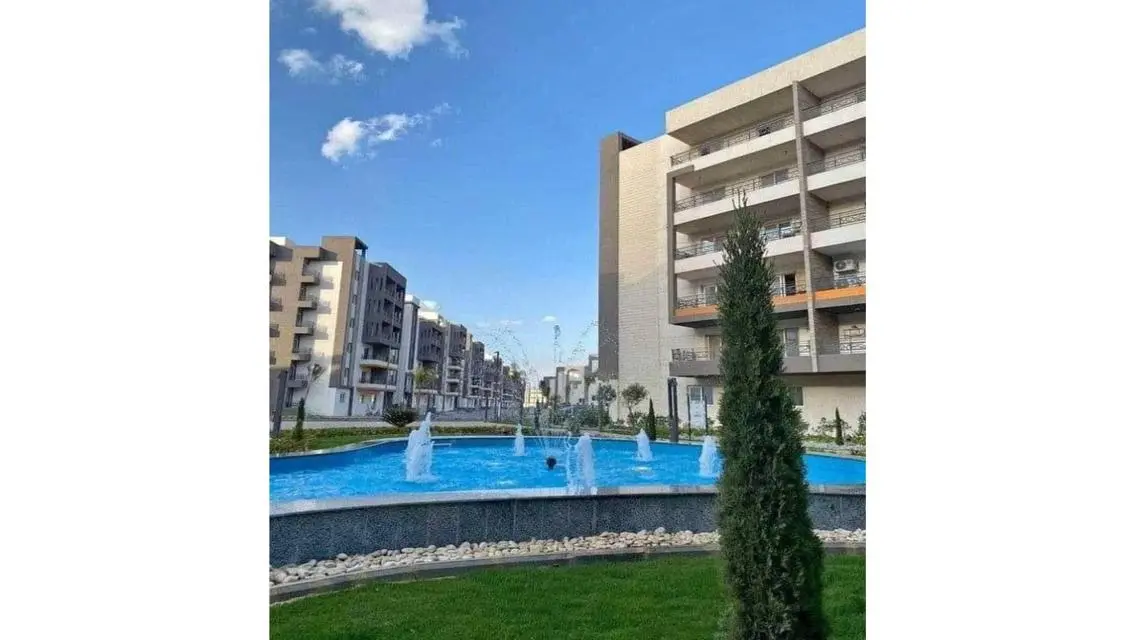 شقه بالمطبخ للايجار جوا كمبوند بداخل التجمع
