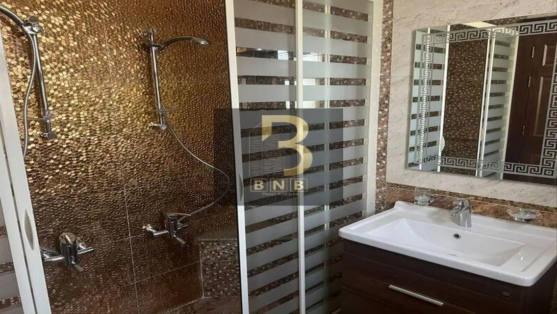 للايجار فيلا 5 غرف بالاجهزة والتكييفات فى الباتيو