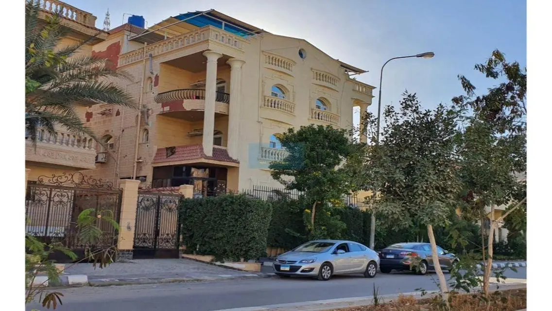 فيلا  للبيع 300م+600م الارض+300م جاردن في العبور