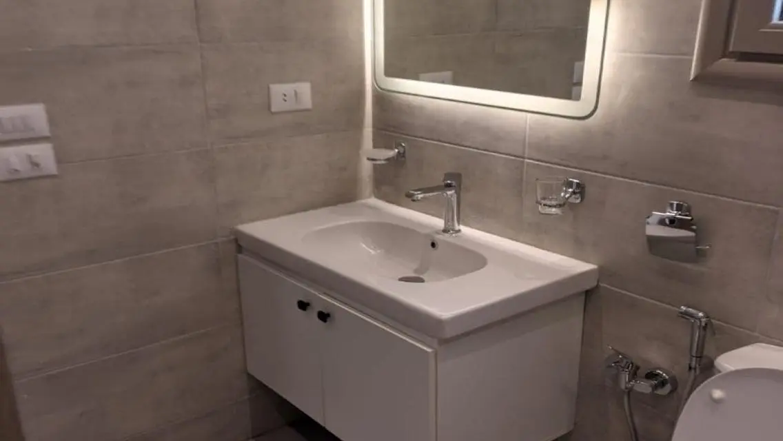 APT ready now in Sarai Compound, lowest price.