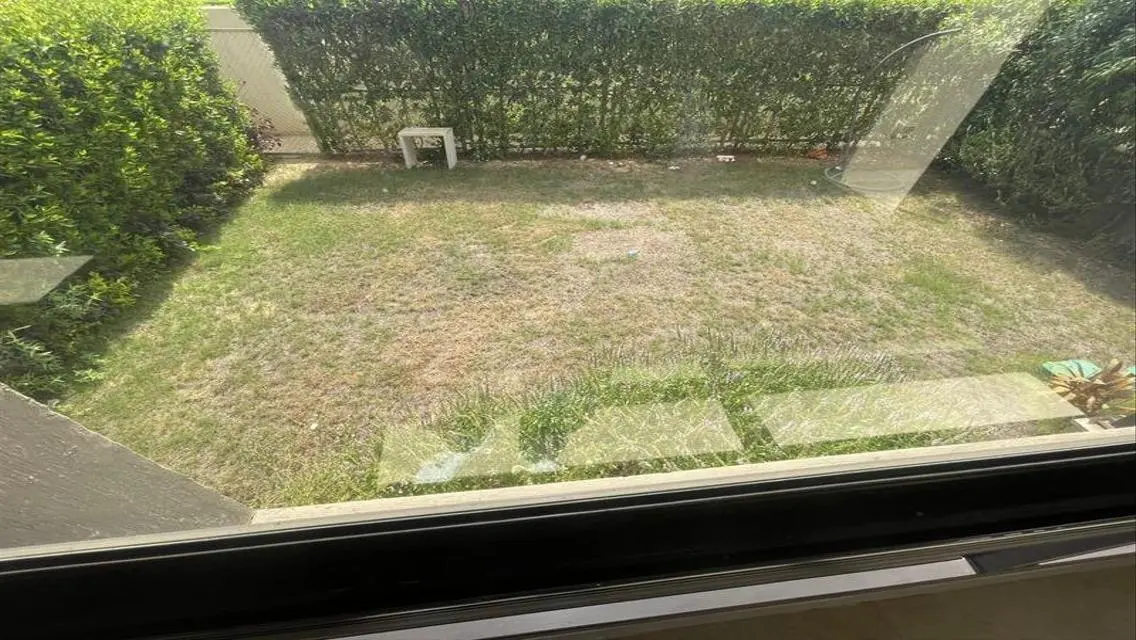 شقة بحديقة للايجار في فيفث سكوير ( المراسم )