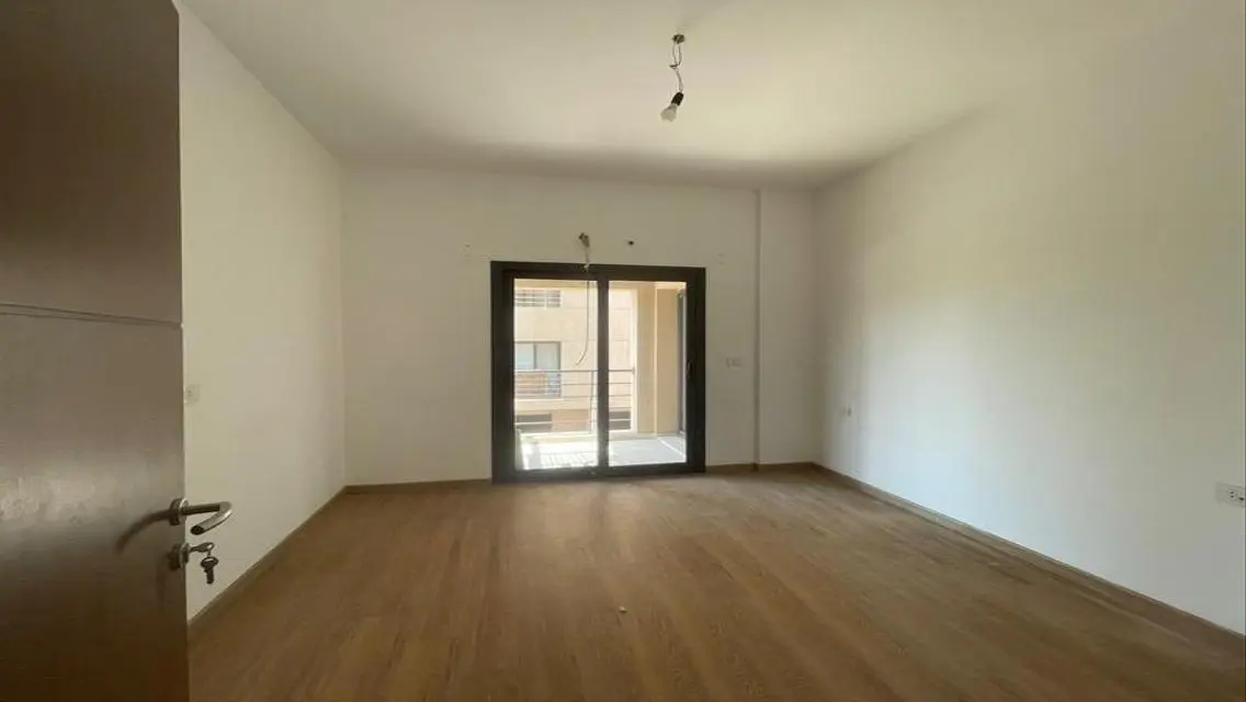 شقة بحديقة للايجار في فيفث سكوير ( المراسم )