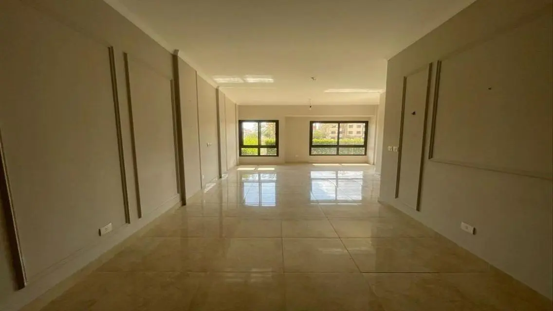 شقة بحديقة للايجار في فيفث سكوير ( المراسم )