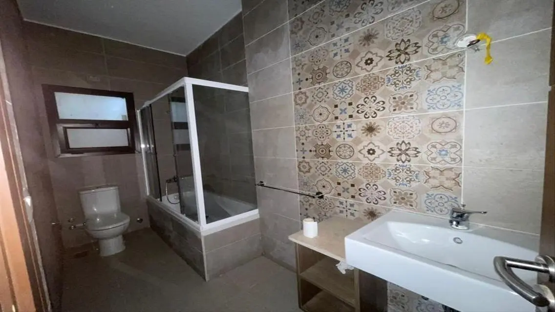 شقة بحديقة للايجار في فيفث سكوير ( المراسم )