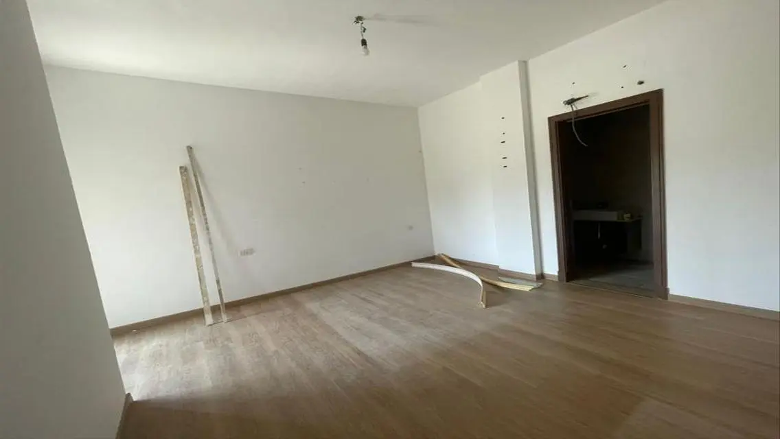 شقة بحديقة للايجار في فيفث سكوير ( المراسم )